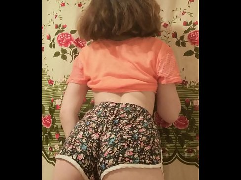 ❤️ 性感的年轻宝贝在镜头前脱下她的短裤 ❌ Porno️❤