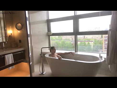 ❤️ 巨大的宝贝 激情地在浴室里撸起了她的阴部 ❌ Porno️❤