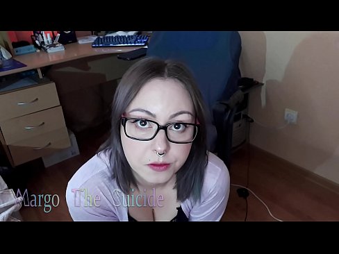 ❤️ 性感的眼镜女孩在镜头前深深地吸吮假阳具 ❌ Porno️❤