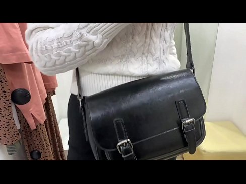 ❤️ 年轻婊子FeralBerry在试衣间用假阳具公开自慰 ❌ Porno️❤