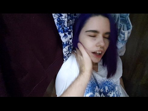 ❤️ 在衣柜里发现我的妹妹并帮助她射精 ❌ Porno️❤