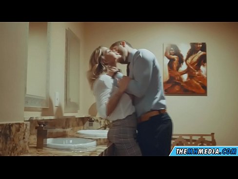 ❤️ 当一个胸大无脑的金发女郎在公共厕所里勾引你时 ❌ Porno️❤